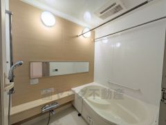 1日の疲れを癒すくつろぎのバスルーム。足を伸ばしてもゆったりと入れるサイズです。お子様と一緒にお風呂に入っても狭くないですね^^