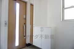 同仕様写真。シューズインクローゼットも完備されており、玄関収納も問題ありません。棚の上にお花など飾ってインテリアも楽しめますね。