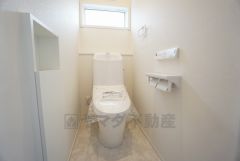 温水洗浄機付トイレです。節水機能もあるので、安心して使えますね。