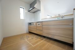 同仕様写真。対面式カウンターキッチンでお子様の様子が見守れます。カウンタートップは耐熱性に優れており、日ごろのお掃除もふき取るだけでＯＫ。ステンレスシンクも簡単にお掃除できますよ。