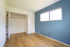 明るい洋室です。ナチュラル色のフローリングで開放的な優しい雰囲気になっています＾＾ベッドや机、ＴＶを置いてもゆとりのある広さです。