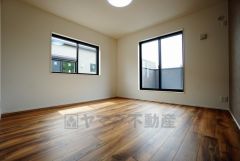 同仕様写真。住む人のこだわりを活かす洋室＾＾日当たりがよく、寝室としての利用もおすすめ。広めのクローゼットもあり荷物もすっきり片付けれ、ゆとりのある暮らしが出来ます＾＾