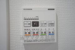 雨の日の洗濯も安心できる浴室暖房乾燥機付き浴室。リモコンで操作もボタン1つで簡単。 浴室暖房乾燥機には、暖房、乾燥、涼風、換気の4つの機能が付いています。タイマー付きです。