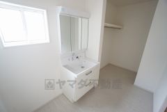 同仕様写真。三面鏡つき洗面台。収納も一体型になっているので、ドライヤーやヘアアイロンの置き場に困りませんね。