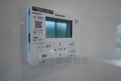 給湯器リモコンはキッチン横からボタンひとつで操作が楽々。通話ボタン付きでお子様とも会話ができて安心です。