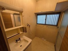 室内（2026年9月）撮影。家具はAIにより消しております。湿気のこもりやすい洗面脱衣室は小窓付きで、換気・採光確保に＾＾