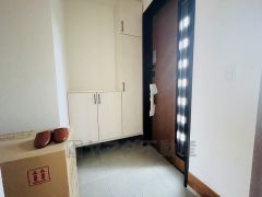 たっぷり収納できるシューズボックスです。家族全員の靴がきれいに整頓できます。棚の上にお花や写真を飾っても良いですね。