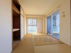 大きな窓のある和室は、陽光あふれる明るい空間です。居心地良く、ご家族皆がゆったり寛げる憩いの空間となりそうです。