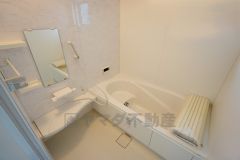 同仕様写真。1坪サイズの浴室は、足をのばしてリラックスできます。浴室乾燥機付きなので、雨の日も気にせず洗濯物が干せます。