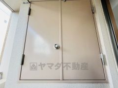 バルコニーには物置付きで、季節用品やアウトドアグッズの収納に便利。室内をすっきり保てる嬉しい設備です。