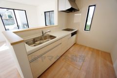 同仕様写真。対面式カウンターキッチンでお子様の様子が見守れます。カウンタートップは耐熱性に優れており、日ごろのお掃除もふき取るだけでＯＫ。ステンレスシンクも簡単にお掃除できますよ。