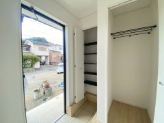 玄関には靴以外も収納できそうなシューズクローク付き＾＾靴が散らばらずスッキリした玄関を維持できますね。