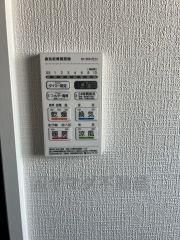 雨の日の洗濯も安心できる浴室暖房乾燥機付き浴室。リモコンで操作もボタン1つで簡単。 浴室暖房乾燥機には、暖房、乾燥、涼風、換気の4つの機能が付いています。タイマー付きです。