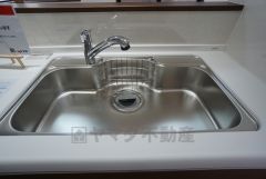 広々とした凸型シンクに洗剤ポケットを標準装備。大きなお鍋など洗いやすいです。洗剤や石鹸、スポンジもすっきりできる収納付き。