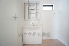 三面鏡つき洗面台。収納も一体型になっているので、ドライヤーやヘアアイロンの置き場に困りませんね。