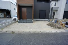カースペースは停めやすい並列駐車2台付き。