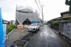 前面道路は北東側4ｍ。交通量が少ないため小さなお子様がいるご家庭も安心です＾＾駐車もスムーズですね＾＾