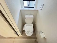 温水洗浄機付トイレです。節水機能もあるので、安心して使えますね。もちろん、1階2階の2ヶ所にトイレがあるので、忙しい朝にもゆとりができますね。