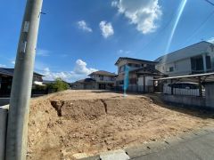 前面道路は約4ｍ。駐車スペースは並列で4台分確保＾＾新生活におススメな物件をご紹介させていただきます＾＾是非お問合せ下さい＾＾