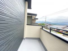 日当たりのよいバルコニー＾＾ お洗濯物を干すスペースとして十分な広さがあります。