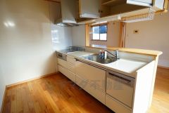 対面式カウンターキッチンでお子様の様子が見守れます。カウンタートップは耐熱性に優れており、日ごろのお掃除もふき取るだけでＯＫ。ステンレスシンクも簡単にお掃除できますよ。