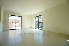 同仕様写真。夏は強い日差しをカット、冬は暖かな遮熱高断熱型Low-Eガラスを採用。夏の強い日差しを約60%カットし、冷房効果を高めます。紫外線もカットするため紫外線による日焼けも抑制。