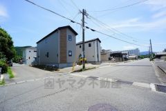前面道路は、交通量も少なく小さなお子様も安心。 大型車両の通行も無く静かで快適な生活を送れます＾＾