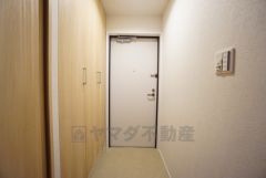 シューズインクローゼットも完備されており、玄関収納も問題ありません。家族全員の靴がきれいに整頓できます。
