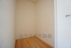 同仕様写真。収納力豊富なウォークインクローゼット付き。洋服や小物などを1箇所にまとめて美しい収納を実現します。