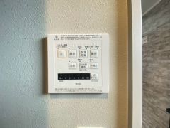 浴室暖房乾燥機には、暖房、乾燥、涼風、換気の4つの機能が付いています。タイマー付きです。
