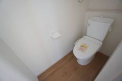 温水洗浄機付トイレです。節水機能もあるので、安心して使えますね。節水・静音設計でエネルギーを効率よく使用し省エネ。汚れをガードする構造でサッと一拭き、お手入れが簡単。