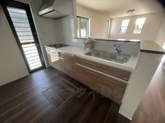 対面式カウンターキッチンでお子様の様子が見守れます。カウンタートップは耐熱性に優れており、日ごろのお掃除もふき取るだけでＯＫ。ステンレスシンクも簡単にお掃除できますよ。