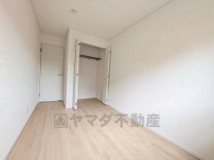 木目調のシンプルデザインで落ち着きと安らぎの空間に仕上げています。各部屋に収納が完備されているので、お荷物が多くなっても安心の設計です。