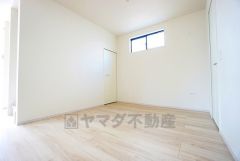 キッチン横スペース。WICと収納を完備しており、日用品や趣味の道具などの収納に便利です。 机を置いて、お子様の学習スペースや作業スペースに＾＾