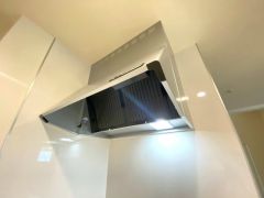 レンジフード。 調理により発生する油煙や臭いを吸い込み、屋外へ排気してくれます。