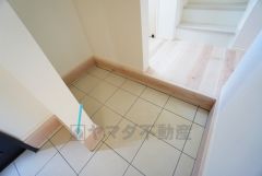 シューズインクローゼットも完備されており、玄関収納も問題ありません。棚の上にお花など飾ってインテリアも楽しめますね。