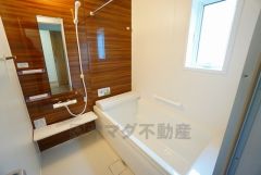 1日の疲れを癒すくつろぎのバスルーム。足を伸ばしてもゆったりと入れるサイズです。お子様と一緒にお風呂に入っても狭くないですね^^