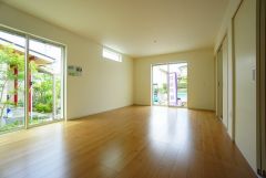 大きな窓のあるリビングは、陽光あふれる明るい空間です。居心地良く、ご家族皆がゆったり寛げる憩いの空間となりそうです。