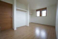 暖かい日差しが差し込む洋室。たっぷり収納できるクローゼット付きでお部屋の中をすっきりと快適に保てます。