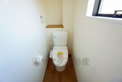 温水洗浄機付トイレです。節水機能もあるので、安心して使えますね。もちろん、1階2階の2ヶ所にトイレがあるので、忙しい朝にもゆとりができますね。