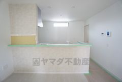 大きな窓のあるリビングは、陽光あふれる明るい空間です。居心地良く、ご家族皆がゆったり寛げる憩いの空間となりそうです。