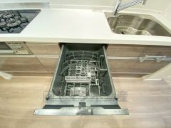 家事の時間が短縮できる食器洗浄乾燥機付。後片付けもラクラクです。 食器を洗う手間が減るので家族とのコミュニケーションの時間や自分の時間が増えますね。