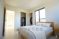 家具・インテリアはCGイメージ画像です。人のこだわりを活かす洋室＾＾日当たりがよく、寝室としての利用もおすすめ。広めのクローゼットもあり荷物もすっきり片付けれ、ゆとりのある暮らしが出来ます＾＾