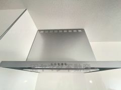 調理により発生する油煙や臭いを吸い込み、屋外へ排気してくれます。