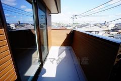 同仕様写真。お洗濯物を干すスペースとしても十分な広さがあります。  お天気の良い日はお洗濯物がよく乾きそうな日当たり良好のバルコニー