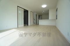 大きな窓のあるリビングは、陽光あふれる明るい空間です。居心地良く、ご家族皆がゆったり寛げる憩いの空間となりそうです。