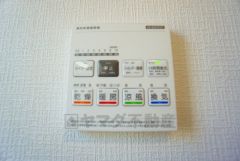 雨の日の洗濯も安心できる浴室暖房乾燥機付き浴室。リモコンで操作もボタン1つで簡単。 浴室暖房乾燥機には、暖房、乾燥、涼風、換気の4つの機能が付いています。タイマー付きです。