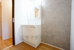 三面鏡つき洗面台。収納も一体型になっているので、ドライヤーやヘアアイロンの置き場に困りませんね。