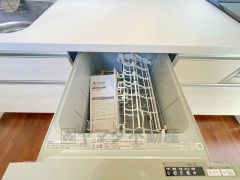 同仕様写真。家事の時間が短縮できる食器洗浄乾燥機付。後片付けもラクラクです。 食器を洗う手間が減るので家族とのコミュニケーションの時間や自分の時間が増えますね。