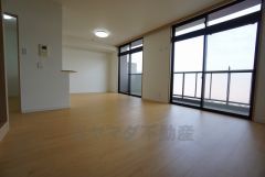 大きな窓のあるリビングは、陽光あふれる明るい空間です。居心地良く、ご家族皆がゆったり寛げる憩いの空間となりそうです。